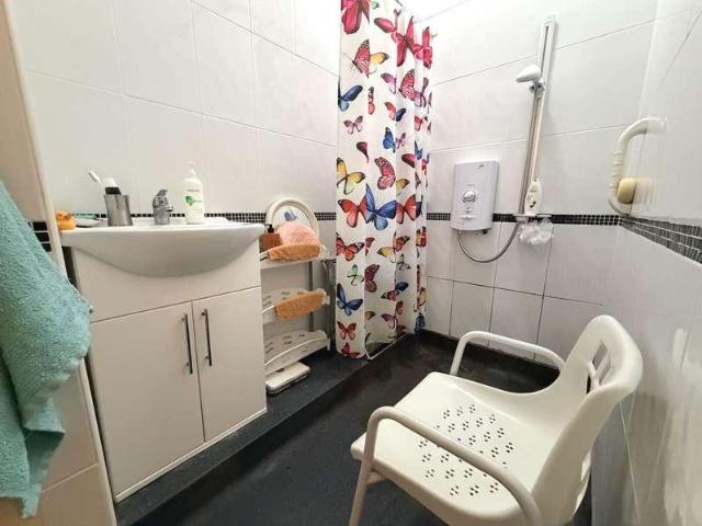 2 bed flat for sale