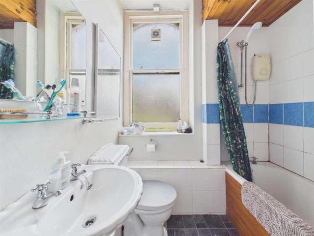 2 bed flat for sale