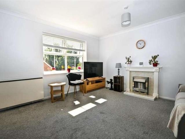 2 bed flat for sale