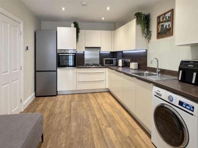 2 bed flat for sale