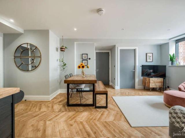 2 bed flat for sale