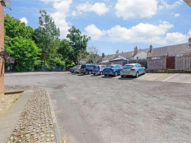 2 bed flat for sale
