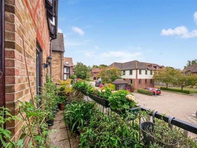 2 bed flat for sale