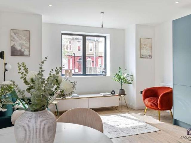 2 bed flat for sale