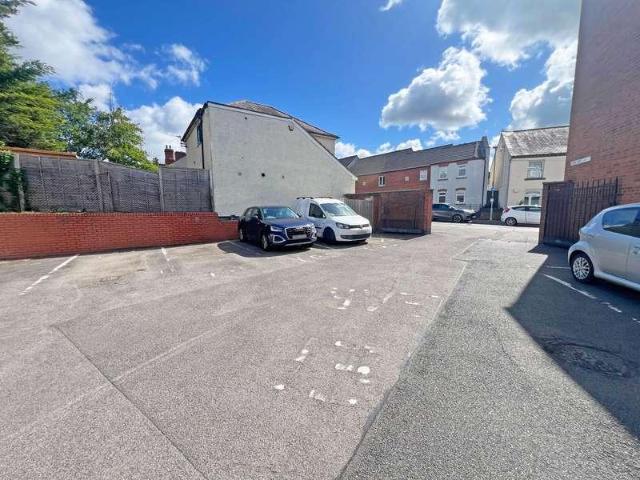2 bed flat for sale