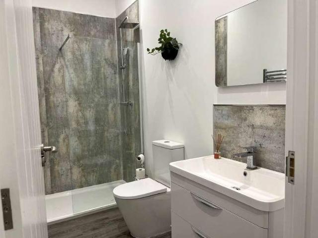 2 bed flat for sale