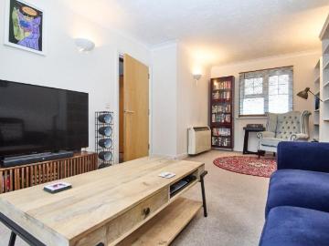 2 bed flat for sale