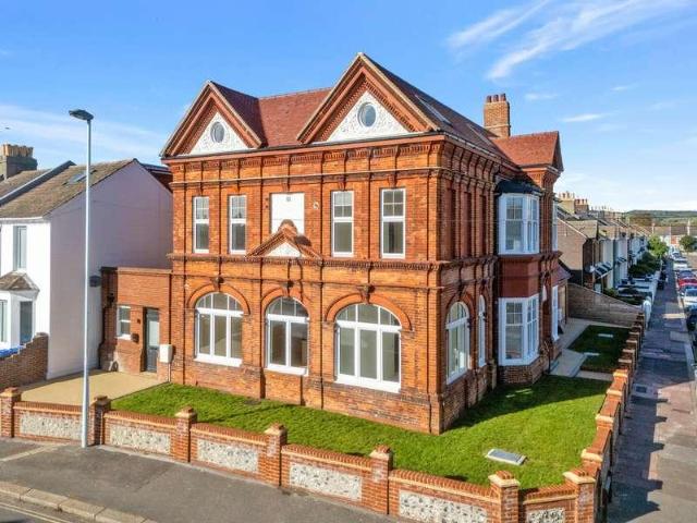 2 bed flat for sale