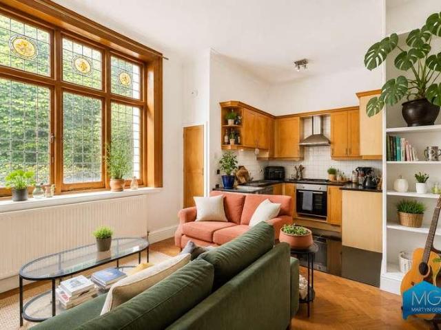 2 bed flat for sale