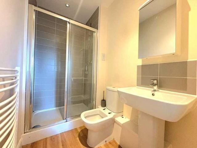 2 bed flat for sale