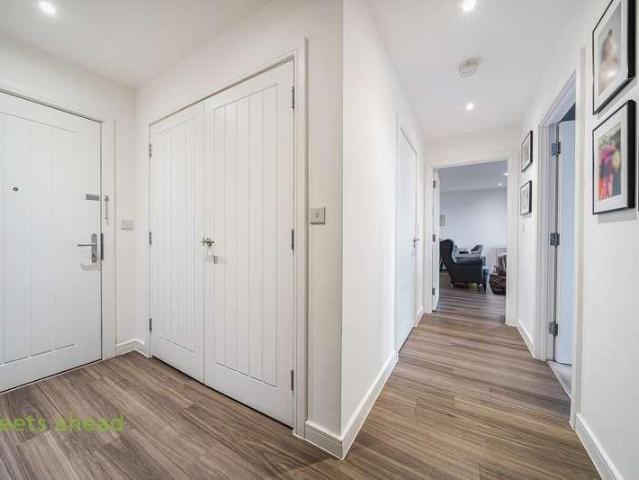2 bed flat for sale