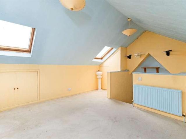 2 bed flat for sale