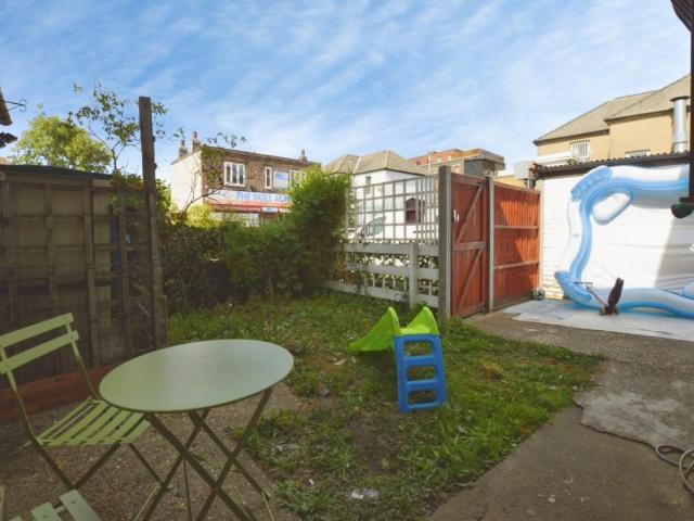 2 bed flat for sale