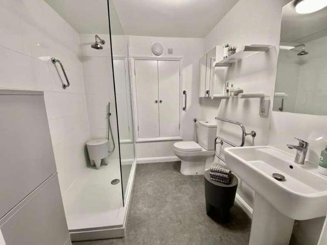 2 bed flat for sale