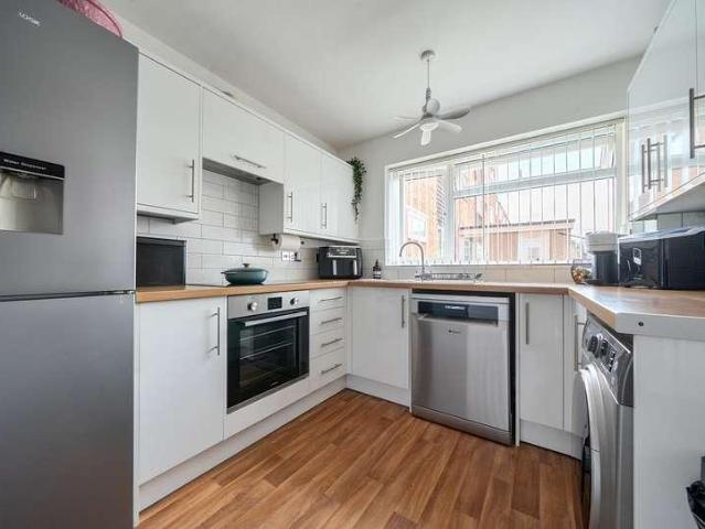 2 bed flat for sale