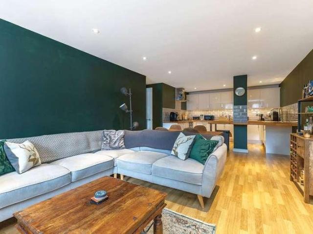 2 bed flat for sale