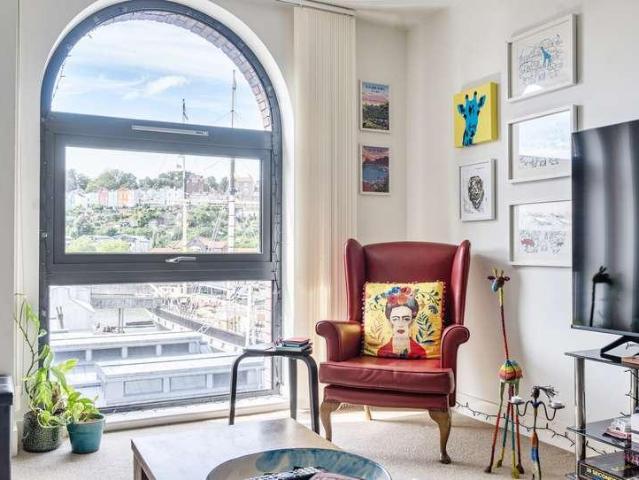 2 bed flat for sale