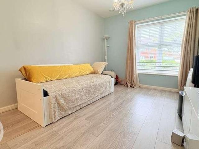 2 bed flat for sale