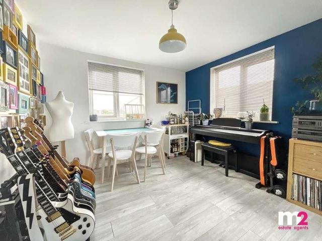 2 bed flat for sale