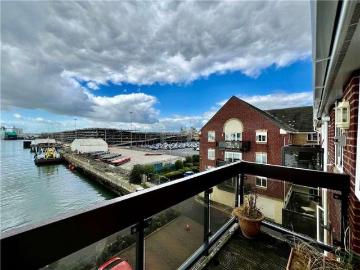 2 bed flat for sale