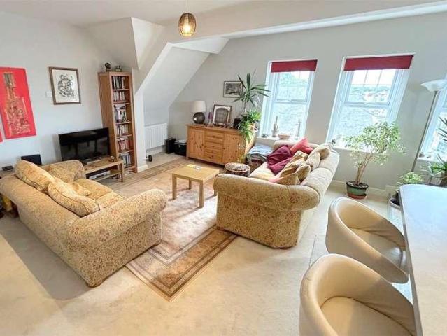 2 bed flat for sale