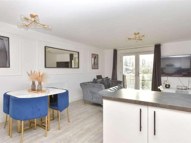 2 bed flat for sale