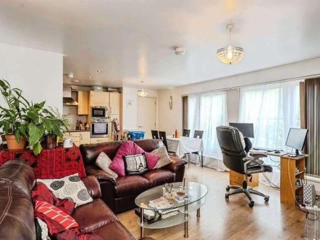 2 bed flat for sale