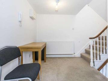 2 bed flat for sale
