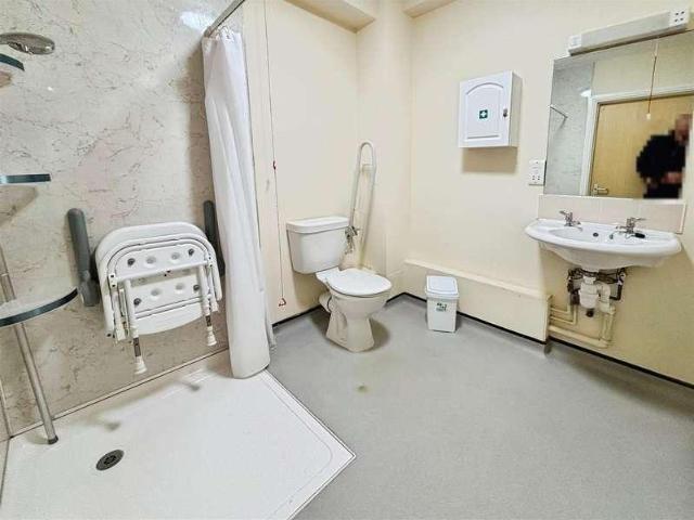 2 bed flat for sale