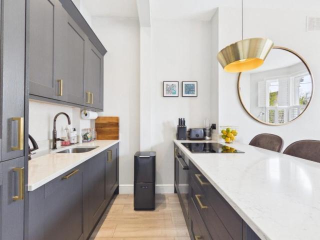 2 bed flat for sale