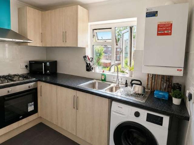 2 bed flat for sale