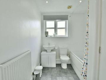 2 bed flat for sale