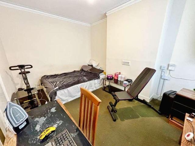2 bed flat for sale