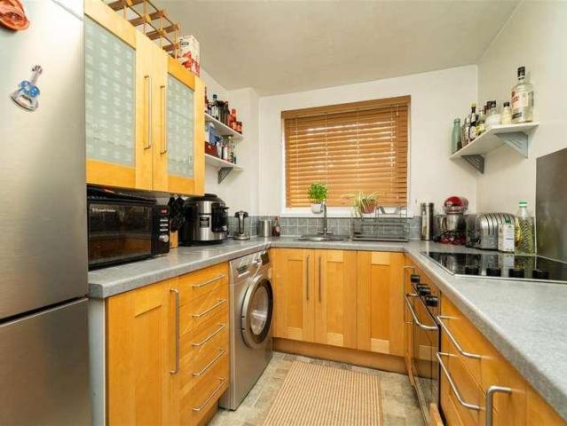 2 bed flat for sale