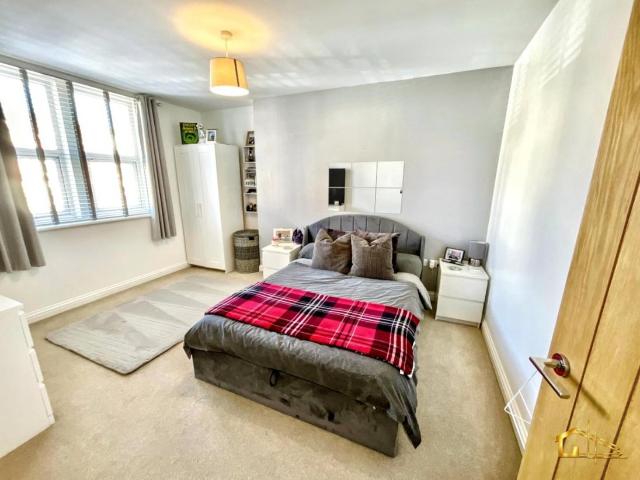 2 bed flat for sale