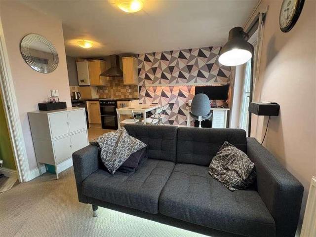 2 bed flat for sale