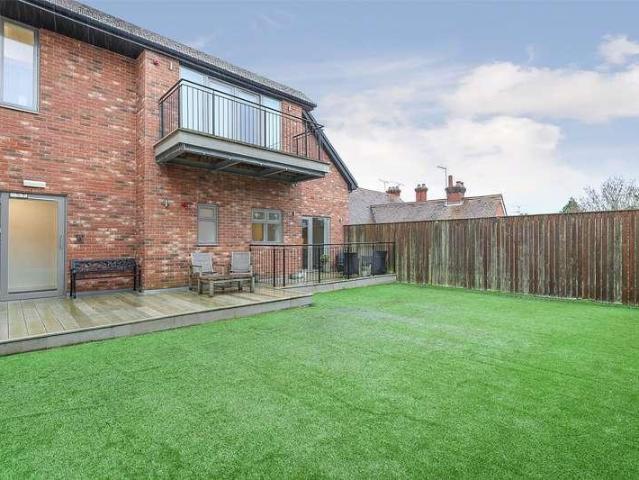 2 bed flat for sale
