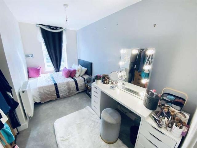 2 bed flat for sale