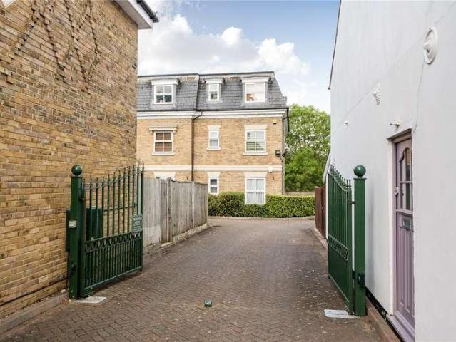 2 bed flat for sale