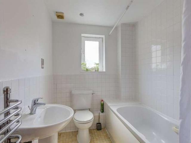 2 bed flat for sale
