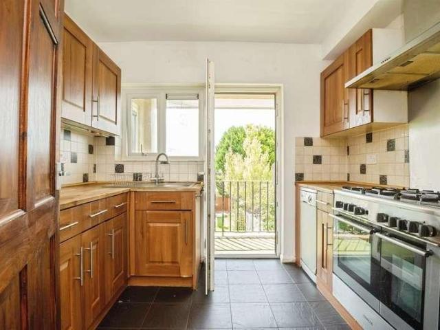 2 bed flat for sale