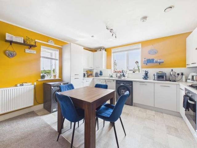 2 bed flat for sale