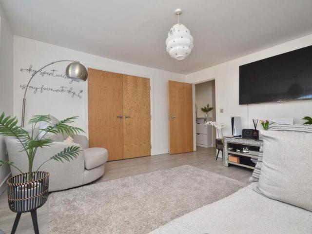 2 bed flat for sale