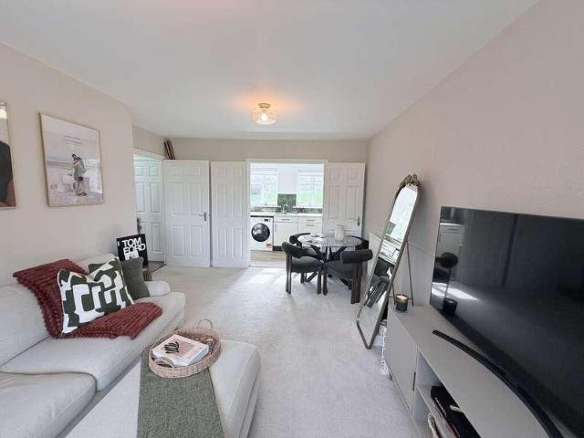 2 bed flat for sale