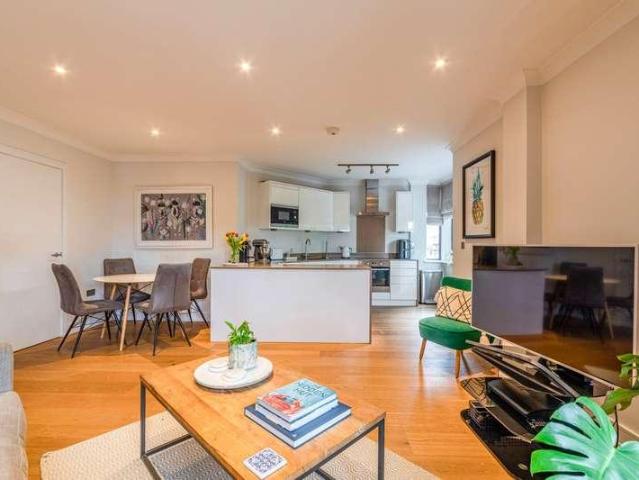2 bed flat for sale