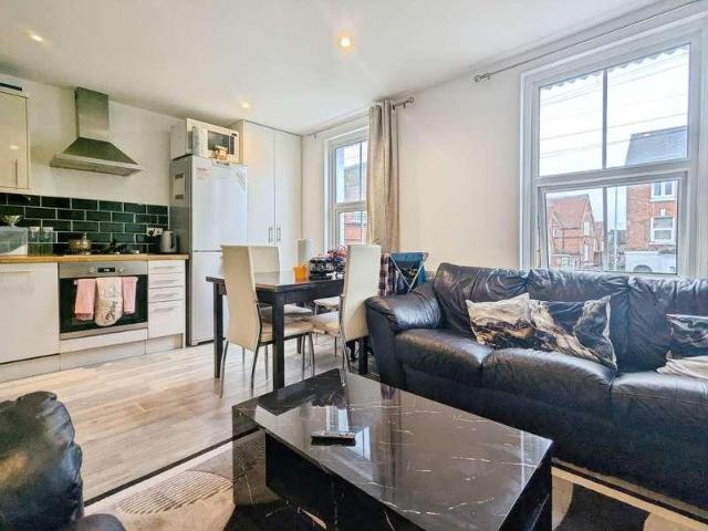 2 bed flat for sale