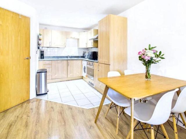 2 bed flat for sale