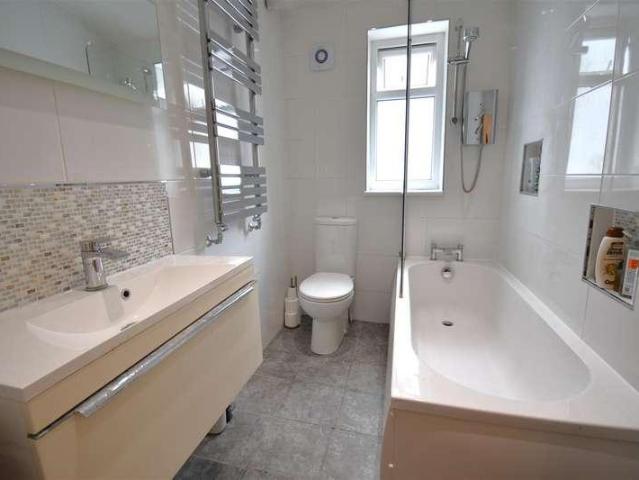 2 bed flat for sale