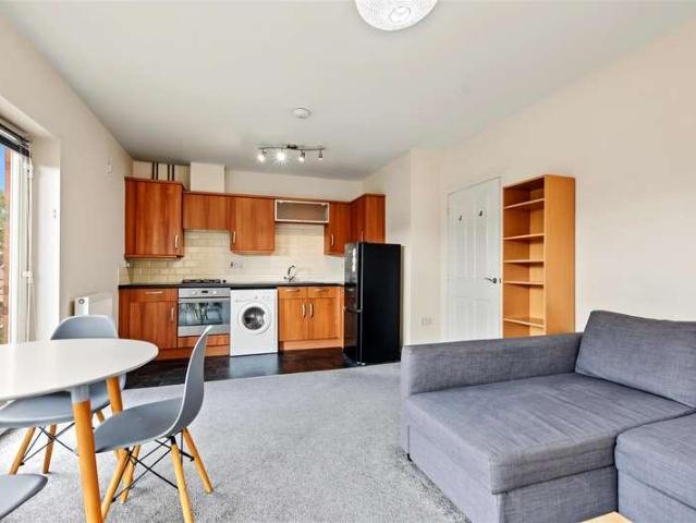 2 bed flat for sale