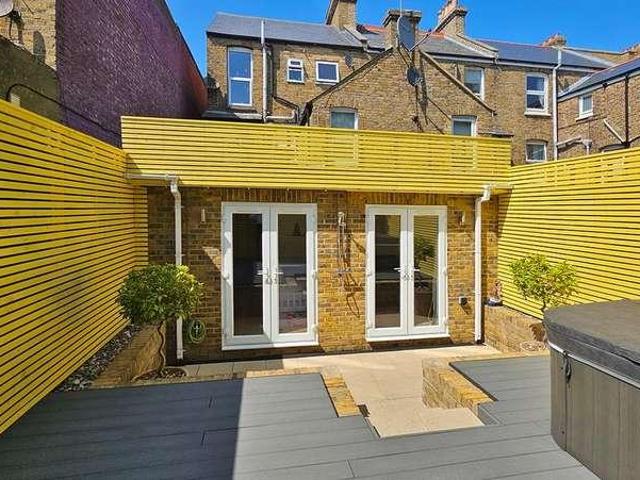 2 bed flat for sale